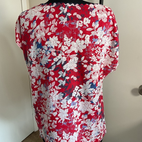 20. Lucky Brand Red and White Graphic Cap Sleeve Blouse Size Medium - Picture 6 of 9